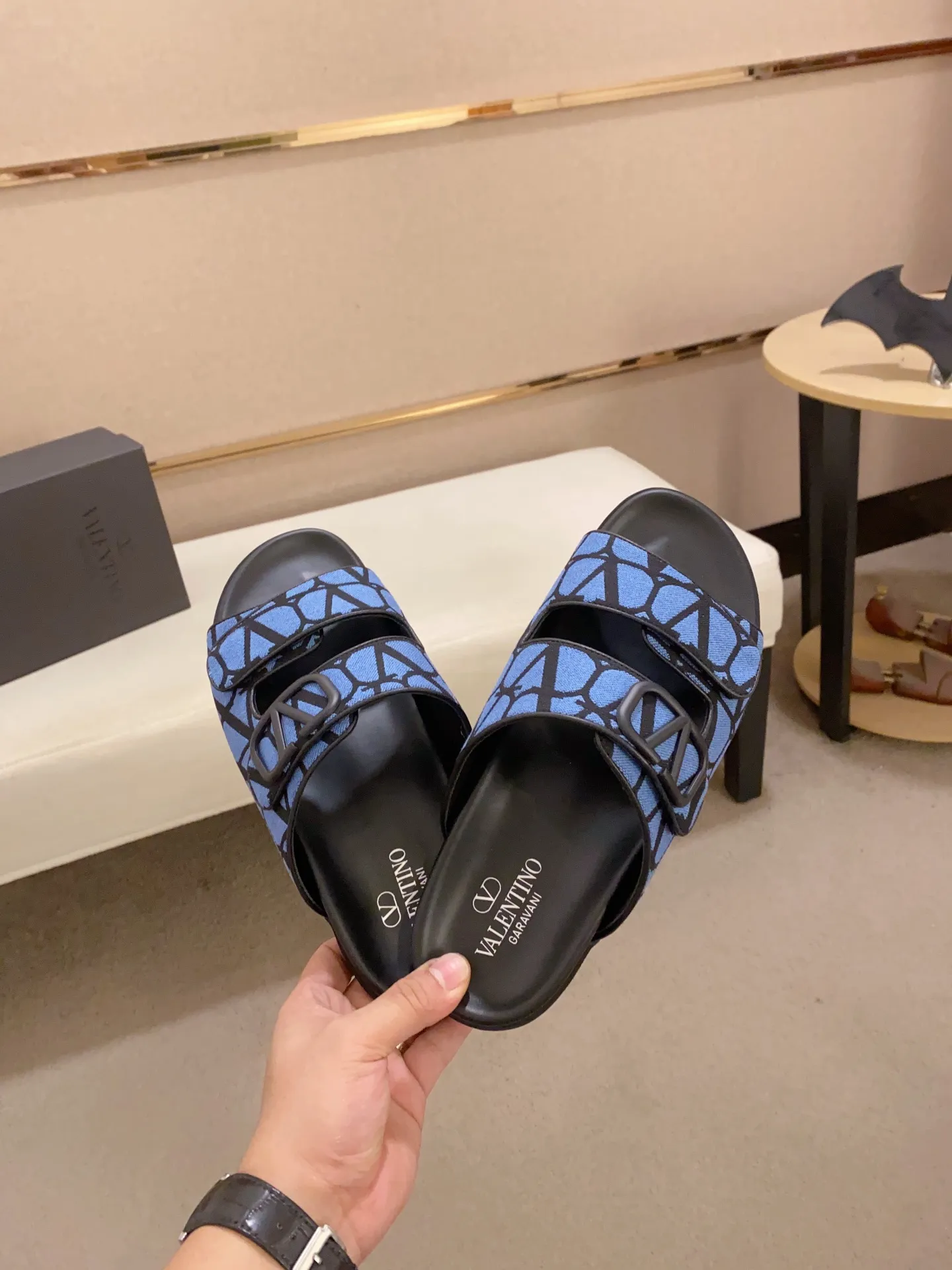 Men's shoes💰: 440💰High version [Valentino] New men's boutique slippers, counter quality, classic plaid, the actual workmanship is quite complex🔰The uppers are made of imported canvas fabric➕🐑Sheepskin lining, which tests the craftsman's craftsmanship➕original PU outsole. Size: 38-44 (45 can be customized, non-refundable)